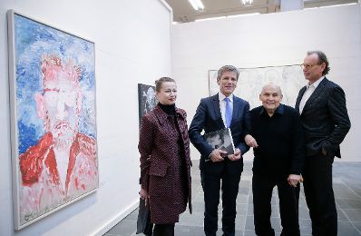 Am 8. März 2016 eröffnete Kunst- und Kulturminister Josef Ostermayer (m.l.) die Ausstellung des Künstlers Oswald Oberhuber (m.r.) im 21er Haus. Im Bild mit den Kuratoren Luisa Ziala (l.) und Alfred Weidinger (r.).