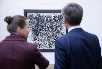 Am 8. März 2016 eröffnete Kunst- und Kulturminister Josef Ostermayer (r.) die Ausstellung des Künstlers Oswald Oberhuber im 21er Haus. Im Bild mit der Kuratorin Luisa Ziala (l..).