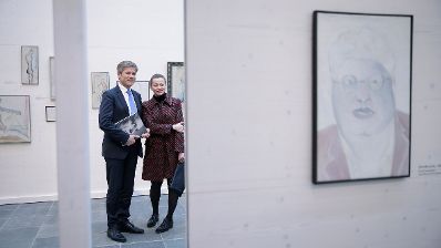 Am 8. März 2016 eröffnete Kunst- und Kulturminister Josef Ostermayer (l.) die Ausstellung des Künstlers Oswald Oberhuber im 21er Haus. Im Bild mit der Kuratorin Luisa Ziala (r.).