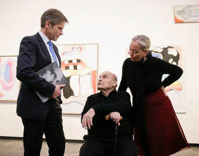 Am 8. März 2016 eröffnete Kunst- und Kulturminister Josef Ostermayer (l.) die Ausstellung des Künstlers Oswald Oberhuber (m.) im 21er Haus. Im Bild mit der Belvedere-Direktorin Agnes Husslein-Acor (r.).