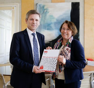 Am 19. April 2016 nahm Kanzleramtsminister Josef Ostermayer (l.) den Datenschutzbericht von der Leiterin der Datenschutzbehörde Andrea Jelinek (r.) entgegen.
