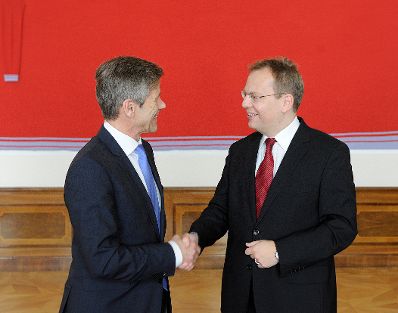 Am 26. April 2016 empfing Bundesminister Josef Ostermayer (l.) den Botschafter der Republik Slowenien Andrej Rahten (r.) anlässlich des 5-Jahr-Jubiläums der Ortstafellösung.