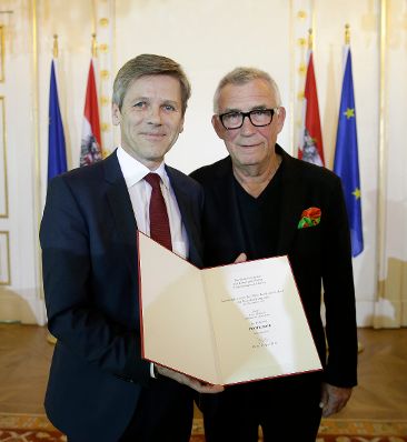 Am 25. April 2016 überreichte Kunst- und Kulturminister Josef Ostermayer (l.) die Urkunde, mit der Heinz Marecek (r.) der Berufstitel Professor verliehen wurde.