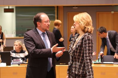 Am 16. September 2019 nahm Bundesminister Alexander Schallenberg (l.) am Europäischen Rat in Brüssel teil. Im Bild mit der finnischen Europaministerin Tytti Tuppurainen (r.).