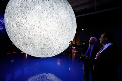 Am 29. Oktober 2019 eröffnete Bundesminister Alexander Schallenberg (r.) die Ausstellung "Der Mond. Sehnsucht, Kunst und Wissenschaft" im Naturhistorisches Museum. Im Bild mit Astronaut Russell Schweickart (l.).