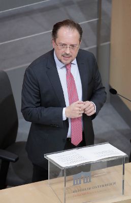 Am 13. November 2019 sprach Bundesminister Alexander Schallenberg (im Bild) in der Aktuellen Stunde bei der Nationalratssitzung im Parlament.