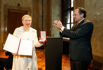 Am 26. November 2019 überreichte Bundesminister Alexander Schallenberg (r.) das Große Goldene Ehrenzeichen für Verdienste um die Republik Österreich an Karin Bergmann (l.).