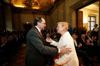 Am 26. November 2019 überreichte Bundesminister Alexander Schallenberg (l.) das Große Goldene Ehrenzeichen für Verdienste um die Republik Österreich an Karin Bergmann (r.).