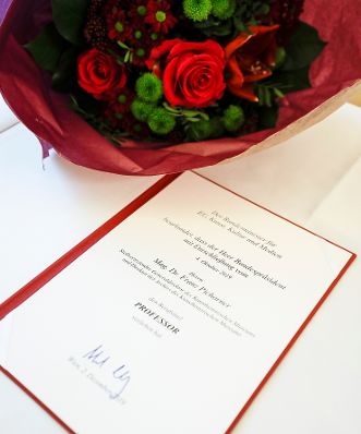 Am 2. Dezember 2019 überreichte Bundesminister Alexander Schallenberg die Urkunde über die Verleihung des Berufstitels Professor an Franz Pichorner.