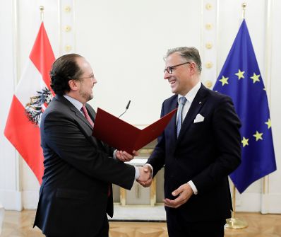 Am 2. Dezember 2019 überreichte Bundesminister Alexander Schallenberg (l.) die Urkunde über die Verleihung des Berufstitels Professor an Franz Pichorner (r.).