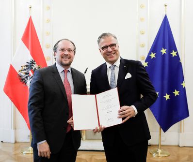 Am 2. Dezember 2019 überreichte Bundesminister Alexander Schallenberg (l.) die Urkunde über die Verleihung des Berufstitels Professor an Franz Pichorner (r.).