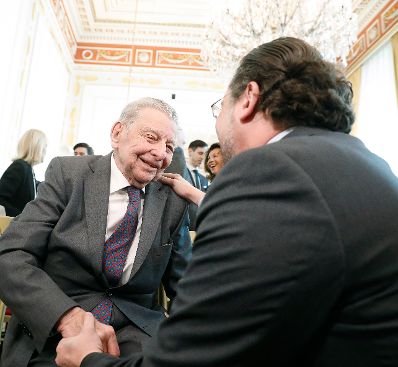 Am 18. Dezember 2019 überreichte Bundesminister Alexander Schallenberg (r.) das Große Goldene Ehrenzeichen für Verdienste um die Republik Österreich an Hugo Portisch (l.).