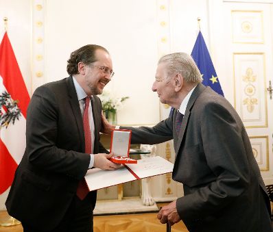 Am 18. Dezember 2019 überreichte Bundesminister Alexander Schallenberg (l.) das Große Goldene Ehrenzeichen für Verdienste um die Republik Österreich an Hugo Portisch (r.).