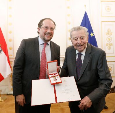 Am 18. Dezember 2019 überreichte Bundesminister Alexander Schallenberg (l.) das Große Goldene Ehrenzeichen für Verdienste um die Republik Österreich an Hugo Portisch (r.).
