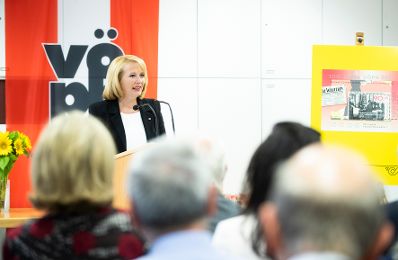 Am 17. September 2019 nahm Bundesministerin Ines Stilling an der Veranstaltung zur Präsentation des Sondermarkenblocks "100 Jahre Frauenwahlrecht in Österreich" teil. Im Bild die zweite Präsidentin des Nationalrates Doris Bures (m.r.).