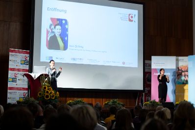 Am 19. September 2019 verlieh Bundesministerin Ines Stilling (l.) im Rahmen der Konferenz der Österreichischen Plattform für Gesundheitskompetenz die Urkunden für "Gesundheitskompetente Jugendarbeit".