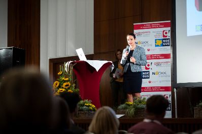 Am 19. September 2019 verlieh Bundesministerin Ines Stilling (im Bild) im Rahmen der Konferenz der Österreichischen Plattform für Gesundheitskompetenz die Urkunden für "Gesundheitskompetente Jugendarbeit".