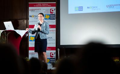 Am 19. September 2019 verlieh Bundesministerin Ines Stilling (im Bild) im Rahmen der Konferenz der Österreichischen Plattform für Gesundheitskompetenz die Urkunden für "Gesundheitskompetente Jugendarbeit".