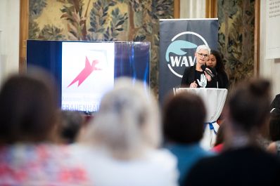 Am 21. September 2019 nahm Bundesministerin Ines Stilling an der "hellwach"-Matinée der Autonomen Österreichischen Frauenhäuser in der Wiener Staatsoper für ein Ende der Gewalt gegen Frauen teil.