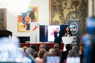 Am 21. September 2019 nahm Bundesministerin Ines Stilling an der "hellwach"-Matinée der Autonomen Österreichischen Frauenhäuser in der Wiener Staatsoper für ein Ende der Gewalt gegen Frauen teil.