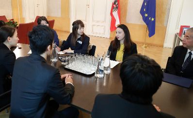Am 27. September 2019 empfing Bundesministerin Ines Stilling (im Bild) eine Japanische Delegation im Bundeskanzleramt. Das INDEX Youth Programm hat es bereits mehreren Generationen von Jugendlichen ermöglicht, Österreich bzw. Japan kennen zu lernen.