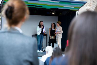 Am 27. September besuchte Bundesministerin Ines Stilling (l.) das Caritas-Mädchenzentrum *peppa in Wien-Ottakring. Seit 10 Jahren unterstützt die Einrichtung Mädchen und junge Frauen mit einem umfangreichen Beratungs-, Bildungs-, Informations- und Freizeitangebot.