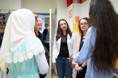 Am 27. September besuchte Bundesministerin Ines Stilling (m.) das Caritas-Mädchenzentrum *peppa in Wien-Ottakring. Seit 10 Jahren unterstützt die Einrichtung Mädchen und junge Frauen mit einem umfangreichen Beratungs-, Bildungs-, Informations- und Freizeitangebot.