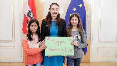 Am Welt-Mädchentag am 11. Oktober 2019 waren junge Frauen und Mädchen des Mädchenzentrums peppa aus Wien bei Bundesministerin Stilling im Bundeskanzleramt zu Gast.