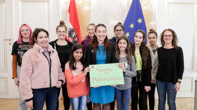 Am Welt-Mädchentag am 11. Oktober 2019 waren junge Frauen und Mädchen des Mädchenzentrums peppa aus Wien bei Bundesministerin Stilling im Bundeskanzleramt zu Gast.