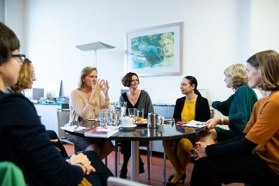 Am 17. Oktober 2019 besuchte Bundesministerin Ines Stilling (3.v.r.) das „abz*austria“, einen Verein, der sich für Gleichstellung am Arbeitsmarkt und in der Wirtschaft einsetzt. Im Bild mit Manuela Vollmann (3.v.l.), Gründerin und Geschäftsführerin von „abz*austria“ und Geschäftsführerin Daniela Schallert (r.).