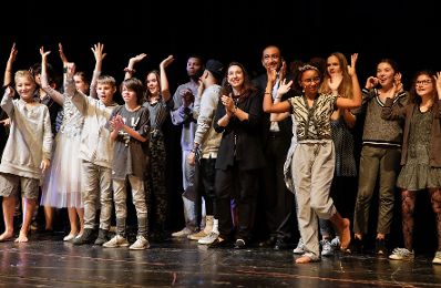 Am 22. Oktober 2019 eröffnete Bundesministerin Ines Stilling (im Bild) die Schulvorstellung des Theaterstücks "Kinderfressen leicht gemacht" anlässlich des 30-jährigen Jubiläums der UN-Kinderrechtekonvention.