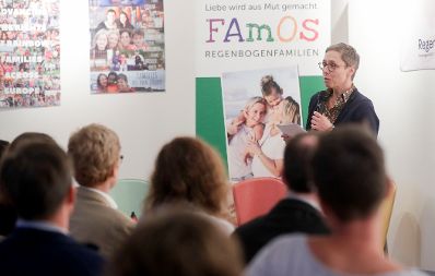 Am 23. Oktober 2019 besuchte Bundesministerin Ines Stilling das Regenbogenfamilienzentrum in Wien anlässlich des 2. Geburtstag.
