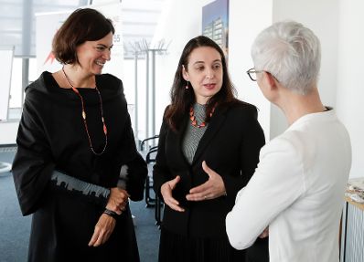 Am 24. Oktober 2019 eröffnete Bundesministerin Ines Stilling (m.) die Jahrestagung der Autonomen Österreichischen Frauenhäuser.