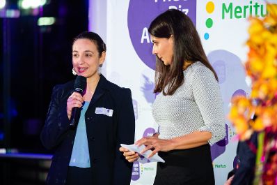 Am 7. November 2019 überreichte Bundesministerin Ines Stilling (l.) im Rahmen der Verleihung des Meritus-Awards den Preis in der Kategorie Großbetriebe an die Erste Group.