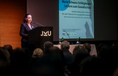 Am 20. November 2019 reiste Bundesministerin Ines Stilling anlässlich eines Bundesländertags nach Linz. Im Bild bei der ersten Maria Schwarz-Schlöglmann Lecture zum Gewaltschutz.