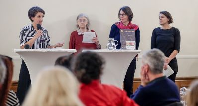 Bundesministerin Ines Stilling begrüßte am 27. November 2019 zur Präsentation der Jubiläumsausgabe der Zeitschrift frauen*solidarität im Bundeskanzleramt.