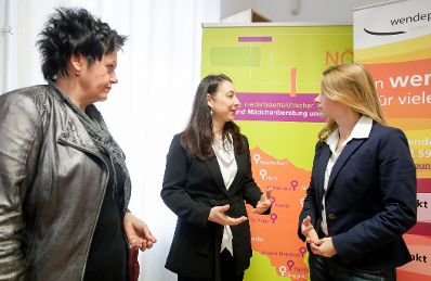 Am 6. Dezember 2019 besuchte Bundesministerin Ines Stilling (m.) die Fachberatungsstelle "Wendepunkt" zu sexueller Gewalt gegen Frauen und Mädchen in Wiener Neustadt in Niederösterreich.