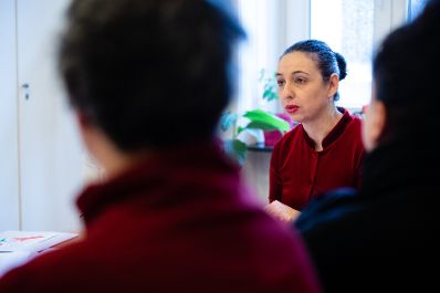 Am 23. Dezember 2019 besuchte Bundesministerin Ines Stilling (im Bild) die Frauenhelpline und bedankte sich bei der Leiterin Maria Rösslhumer und den Mitarbeiterinnen für ihren Einsatz im Interesse gewaltbetroffener Frauen und Mädchen.