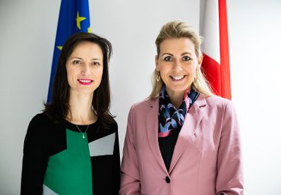 Am 12. Februar 2020 empfing Bundesministerin Christine Aschbacher (r.) die EU-Kommissarin für Innovation und Jugend Mariya Gabriel (l.) zu einem Arbeitsgespräch in ihrem Büro.