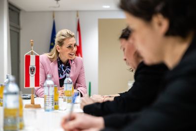 Am 12. Februar 2020 empfing Bundesministerin Christine Aschbacher (im Bild) die EU-Kommissarin für Innovation und Jugend Mariya Gabriel zu einem Arbeitsgespräch in ihrem Büro.