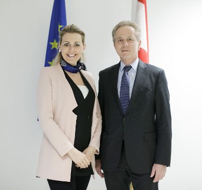 Am 24. Februar 2020 empfing Bundesministerin Christine Aschbacher (l.) den IV-Präsident Georg Kapsch (r.) zu einem Gespräch.