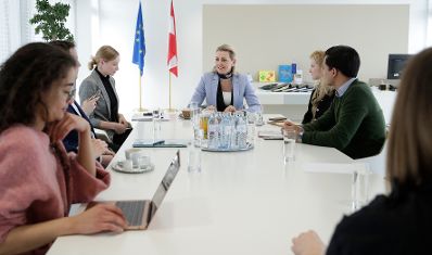 Am 24. Februar 2020 empfing Bundesministerin Christine Aschbacher (m.) die Jugendbereichssprecherinnen und -sprecher der Parlamentsparteien zu einem Gespräch.