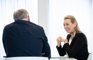 Am 2. März 2020 empfing Bundesministerin Christine Aschbacher (r.) den niederösterreichischen Landesrat Martin Eichtinger (l.) zu einem Arbeitsgespräch in ihrem Büro.