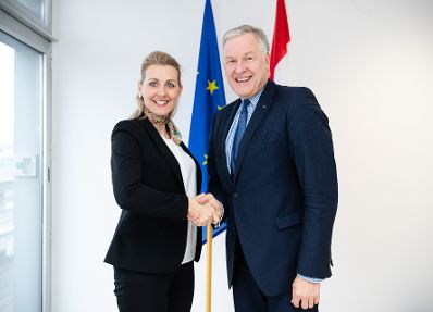 Am 2. März 2020 empfing Bundesministerin Christine Aschbacher (l.) den niederösterreichischen Landesrat Martin Eichtinger (r.) zu einem Arbeitsgespräch in ihrem Büro.
