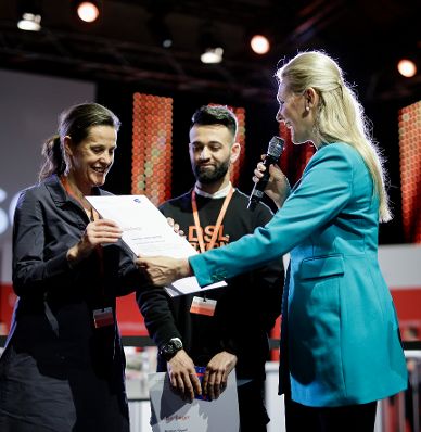 Am 3. März 2020 nahm Bundesministerin Christine Aschbacher (r.) gemeinsam mit Bundesministerin Susanne Raab bei der Eröffnung der Jobmesse für Asylberechtigte in der Gösserhalle teil.