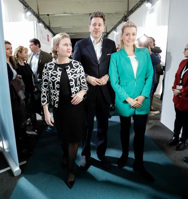 Am 3. März 2020 nahm Bundesministerin Christine Aschbacher (r.) gemeinsam mit Bundesministerin Susanne Raab (l.) bei der Eröffnung der Jobmesse für Asylberechtigte in der Gösserhalle teil. Im Bild mit dem Wirtschaftskammer Präsidenten Harald Mahrer (m.).