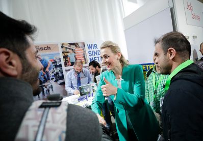 Am 3. März 2020 nahm Bundesministerin Christine Aschbacher (m.) gemeinsam mit Bundesministerin Susanne Raab bei der Eröffnung der Jobmesse für Asylberechtigte in der Gösserhalle teil.