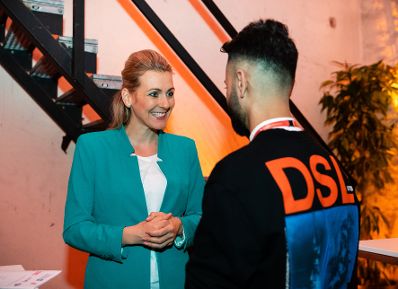 Am 3. März 2020 nahm Bundesministerin Christine Aschbacher (l.) gemeinsam mit Bundesministerin Susanne Raab bei der Eröffnung der Jobmesse für Asylberechtigte in der Gösserhalle teil.