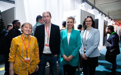 Am 3. März 2020 nahm Bundesministerin Christine Aschbacher (2.v.r.) gemeinsam mit Bundesministerin Susanne Raab bei der Eröffnung der Jobmesse für Asylberechtigte in der Gösserhalle teil.