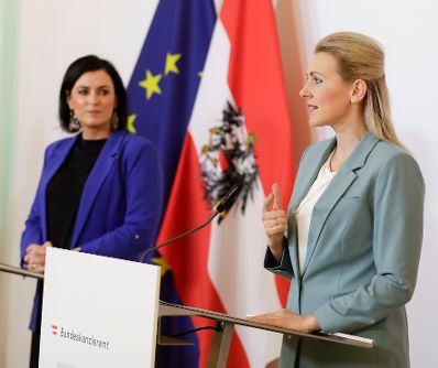 Am 20. März 2020 fand ein Pressestatement zu den Maßnahmen gegen die Krise im Bundeskanzleramt statt. Im Bild Bundesministerin Christine Aschbacher (r.) mit Bundesministerin Elisabeth Köstinger (l.).